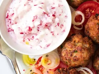 Masové vepřové kuličky s ředkvičkovým tzatziky