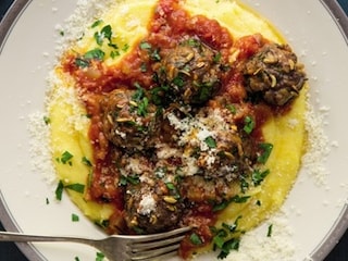 Masové kuličky s řepou a polentou