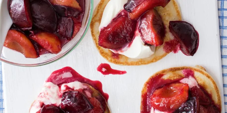 Lívance se zakysanou smetanou a švestkami