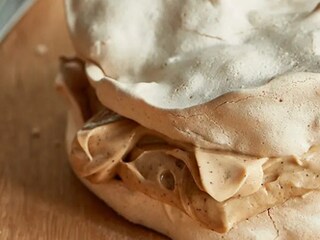 Bezlepkový bezé dort s kávovým krémem