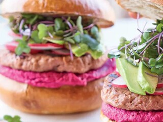 Veggano burger s hummusem z červené řepy