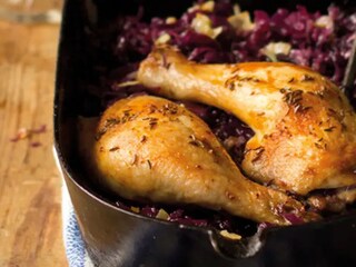 Kuřecí stehna pečená na zelí