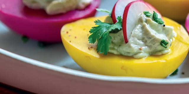 Nakládaná vejce devil’s egg - kurkumová s avokádovou náplní