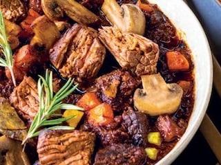 Hovězí po burgundsku (boeuf bourguignon)