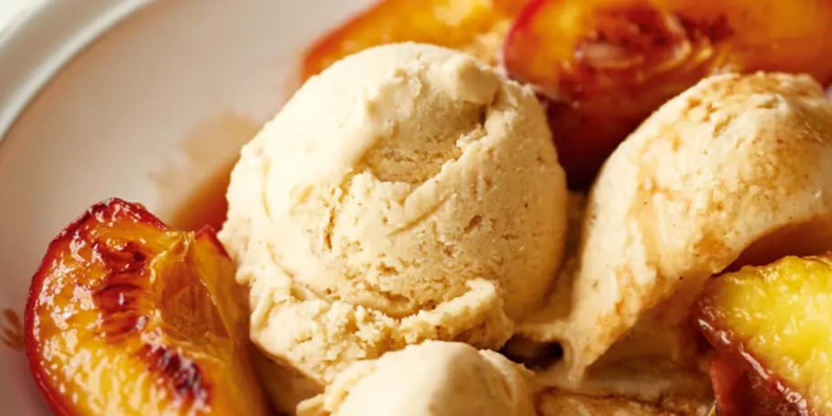 Zmrzlina s hnědým javorovým máslem a pečenými broskvemi