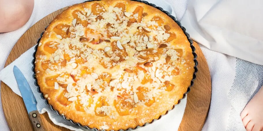 Meruňkový koláč s mandlovou drobenkou