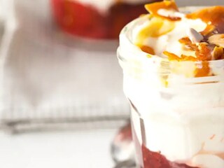 Zapečený dezert s jogurtem a ovocem