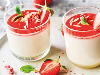 Dokonalá panna cotta s jahodovou omáčkou