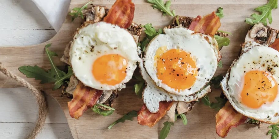 Toasty se žampiony, slaninou a vejcem