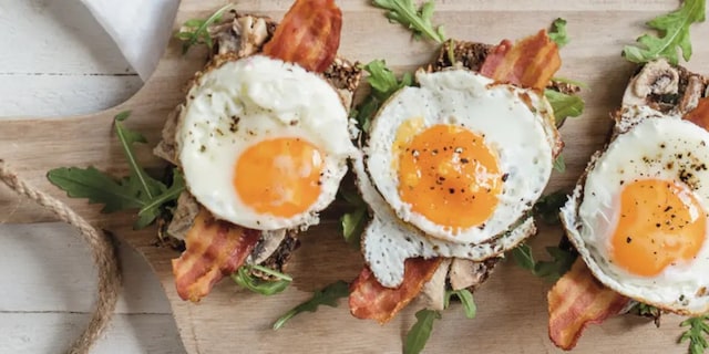 Toasty se žampiony, slaninou a vejcem