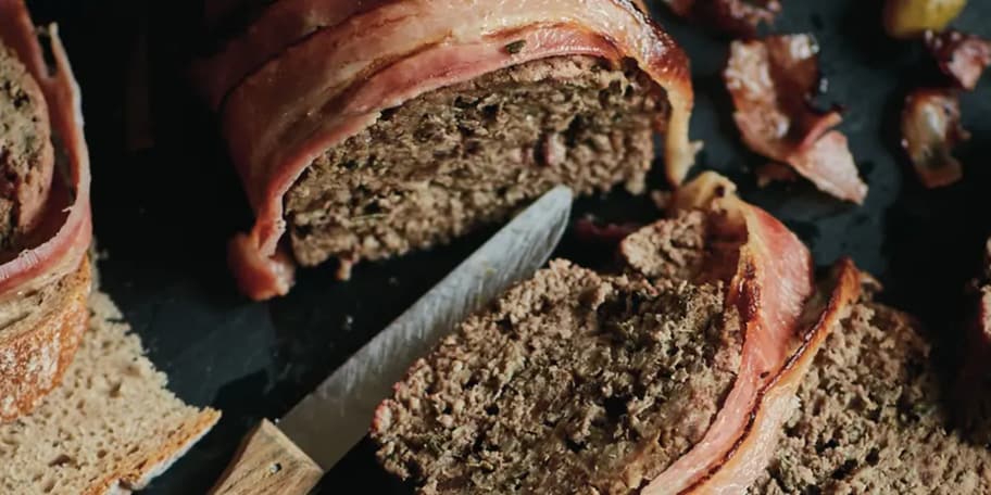 Vepřová paštika ve slanině s divokým kořením a rozmarýnem