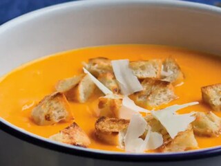 Polévka z pečeného česneku a dýně