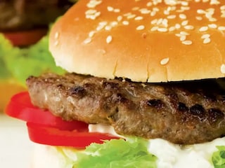 Šťavnatý hamburger z hovězího masa s domácí tatarkou