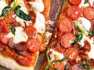 Domácí pizza s pikantním salámem a rajčaty