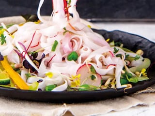 Jarní salát s rýžovými nudlemi a klíčky