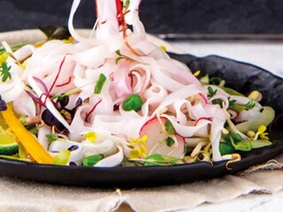 Jarní salát s rýžovými nudlemi a klíčky