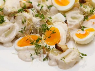 Bramborový salát s ančovičkovým dresinkem a vejci