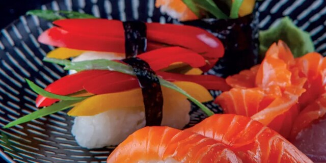 Nigiri veget sushi s lososem