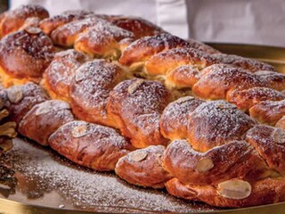 Vánočka s mandlemi, pomerančovou kůrou a kardamomem