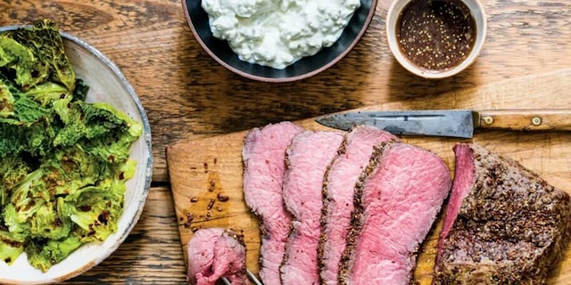 Rostbíf s omáčkou z modrého sýru a kapustovými chipsy