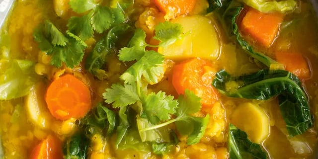 Polévka z kořenové zeleniny s červenou čočkou
