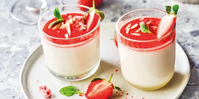 Dokonalá panna cotta s jahodovou omáčkou