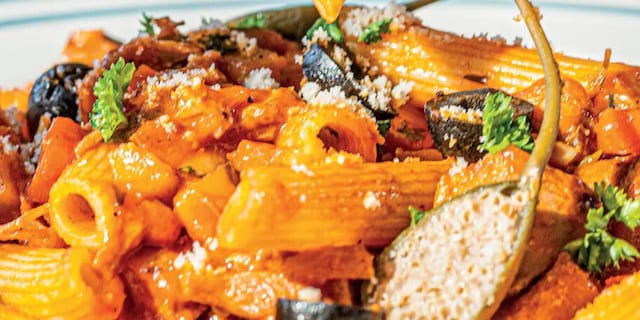 Penne s kuřecím ragú a parmazánem