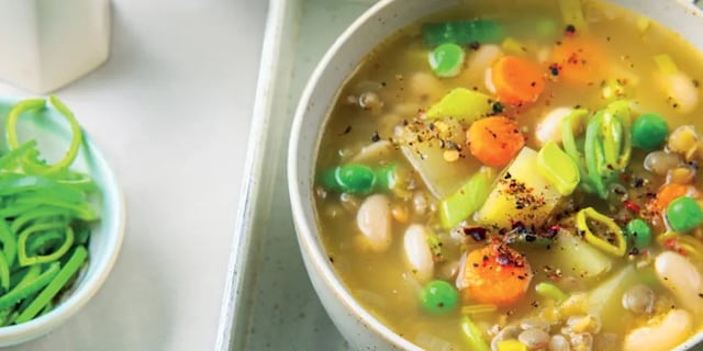 Farmářská polévka plná zeleniny a luštěnin