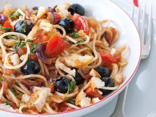 Špagety s rajčaty, olivami a chilli