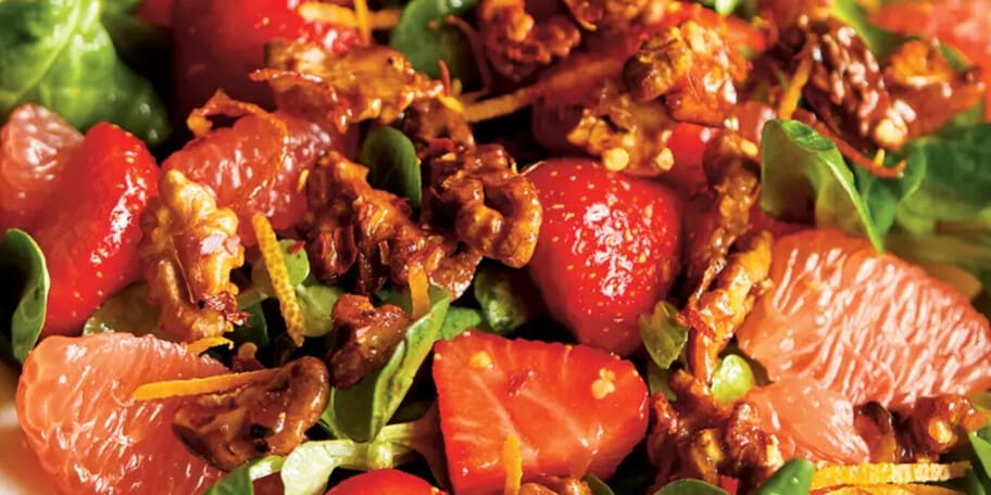 Salát s jahodami, růžovým grepem a chilli vlašskými ořechy