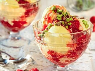 Opočenský zmrzlinový pohár s horkými malinami