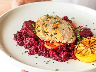 Bio marinovaný kuřecí steak s pečenou řepou a pohankou