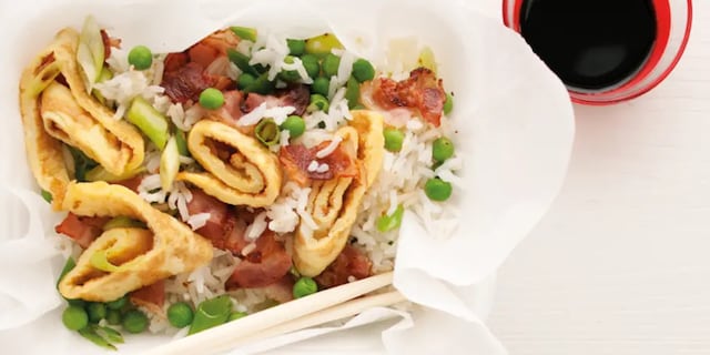 Smažená rýže s omeletou