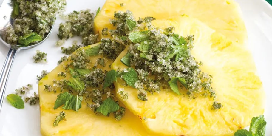 Čerstvý ananas s mátovým cukrem