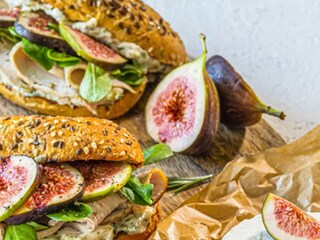 Krůtí sandwich s kozím sýrem a fíky