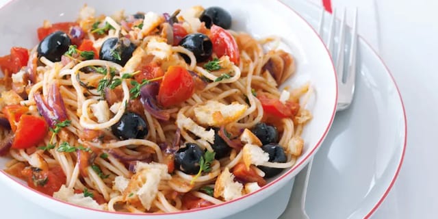Špagety s rajčaty, olivami a chilli