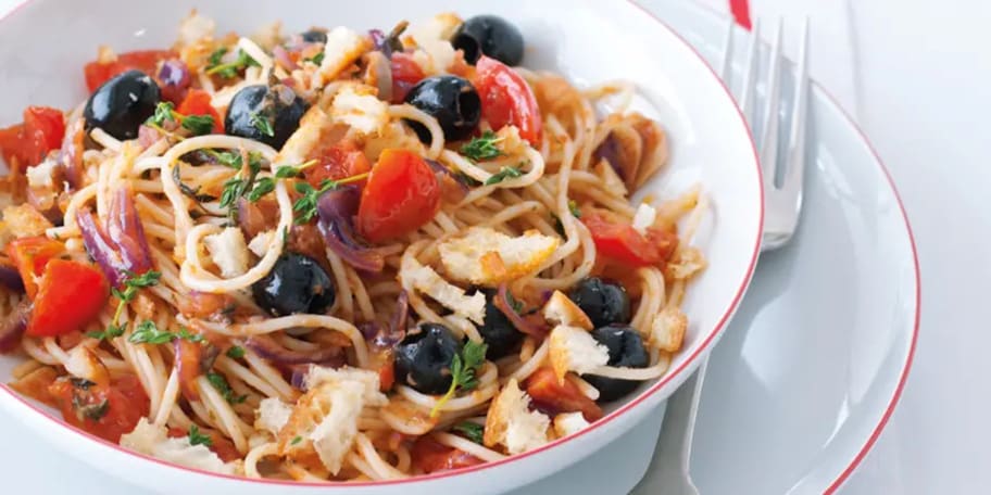 Špagety s rajčaty, olivami a chilli