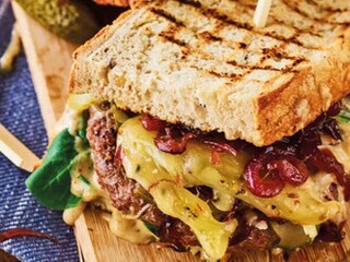 Royal sendvič se zrajícím holandským sýrem