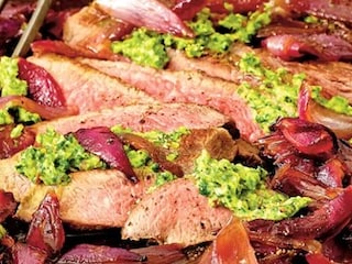 Queensland steak s chimichurri omáčkou a glazovanou cibulkou