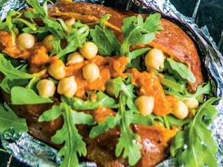 Grilované batáty s cizrnou a pikatní harissou