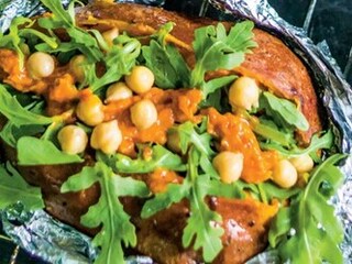 Grilované batáty s cizrnou a pikatní harissou