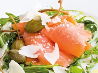 Salát s lososem a parmazánem