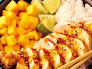 Křehké kuře s rýží a omáčkou z manga