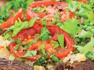 Sýrové portobello bylinky, rajčata a sýr