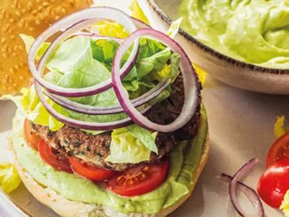 Vepřové burgery s avokádovou majonézou