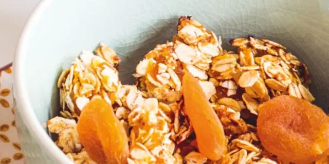 Meruňkové müsli s jogurtem a ovocem