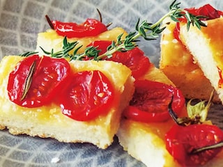 Focaccia s cherry rajčátky