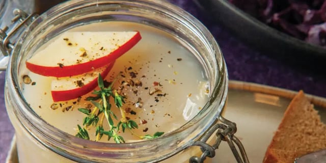 Domácí husí sádlo s cibulí, jablkem a tymiánem