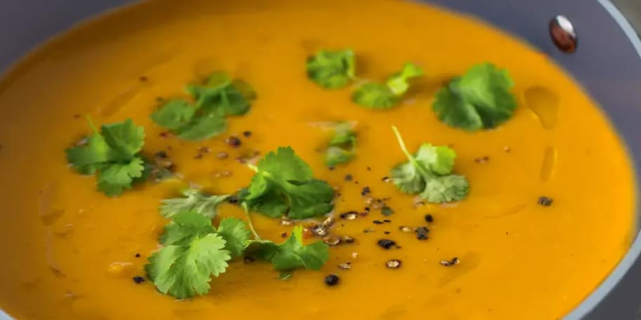 Thajská polévka z červené čočky a batátů