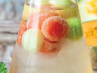 Osvěžující spritz s melounovými koulemi